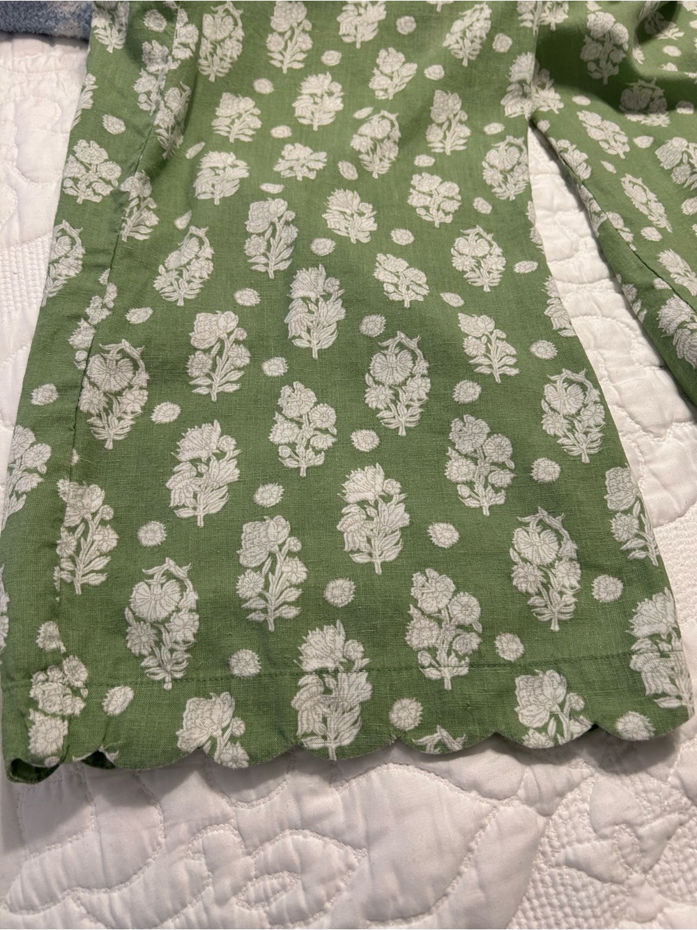 crown & ivy Green and White Floral Cropped Pants - Picture 5 of 5